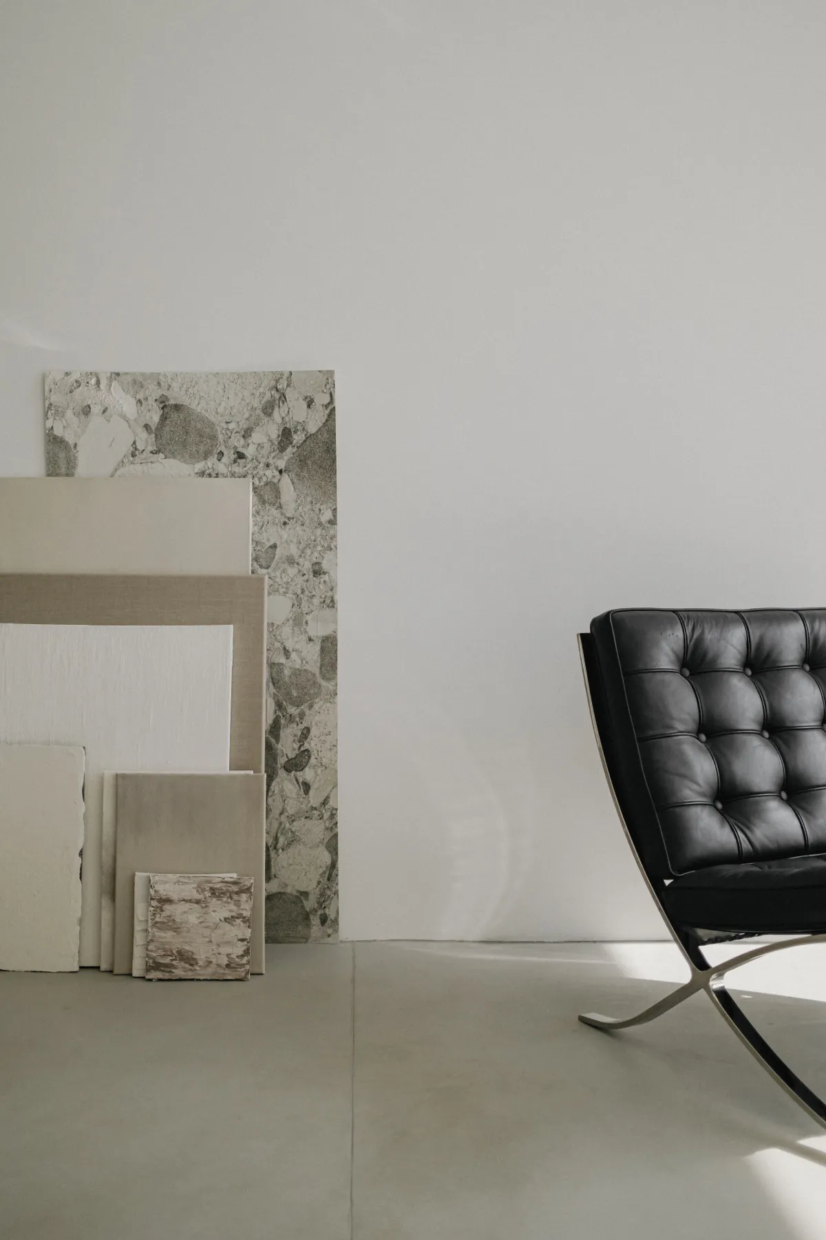 kaboompics_chromatic-harmony-modern-interiors-with-steel-accents-and-natural-light-35154 (1)