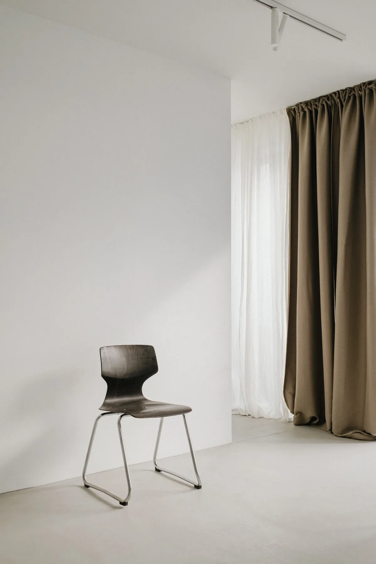 kaboompics_chromatic-harmony-modern-interiors-with-steel-accents-and-natural-light-35173