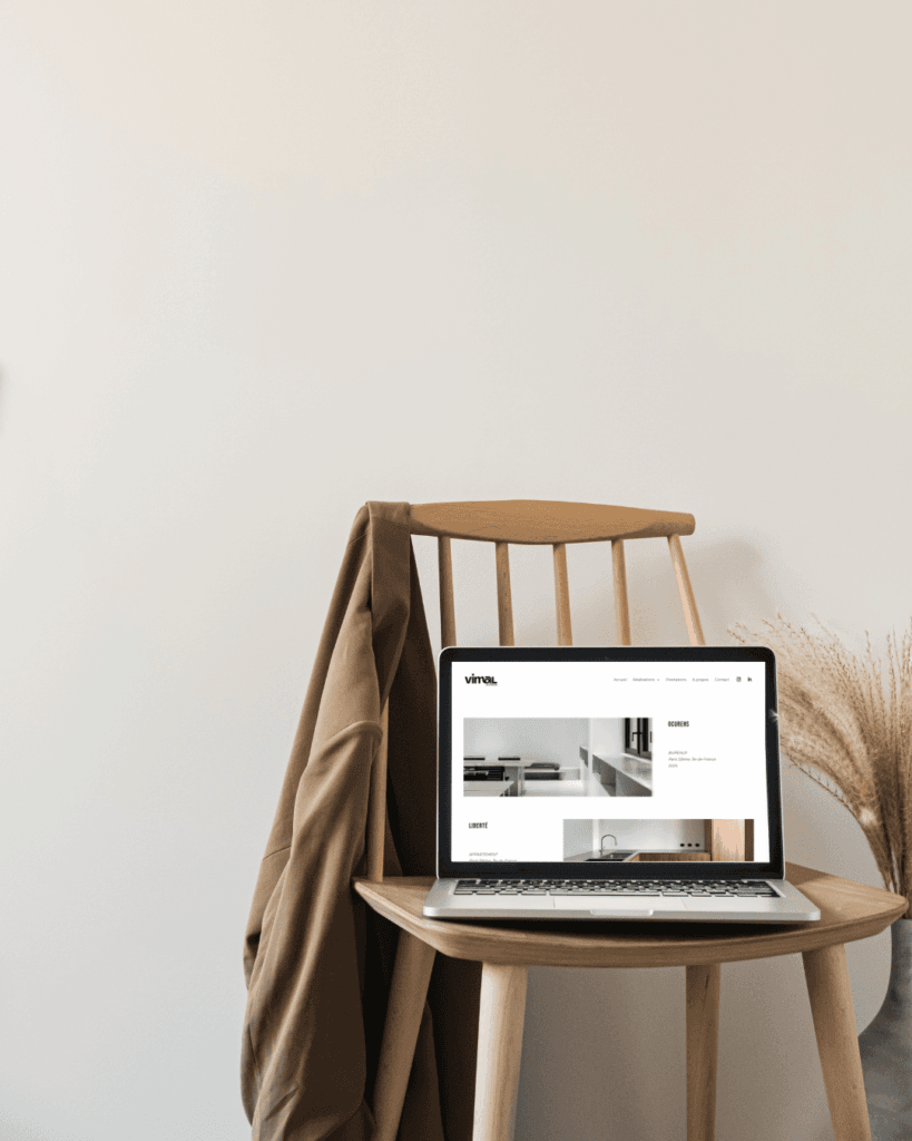 Site vimal architecte sur un ordinateur placé sur une chaise