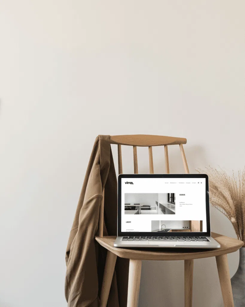 Site vimal architecte sur un ordinateur placé sur une chaise