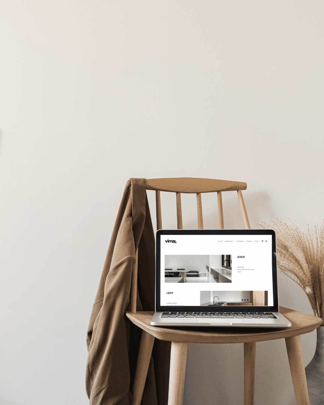 Site vimal architecte sur un ordinateur placé sur une chaise