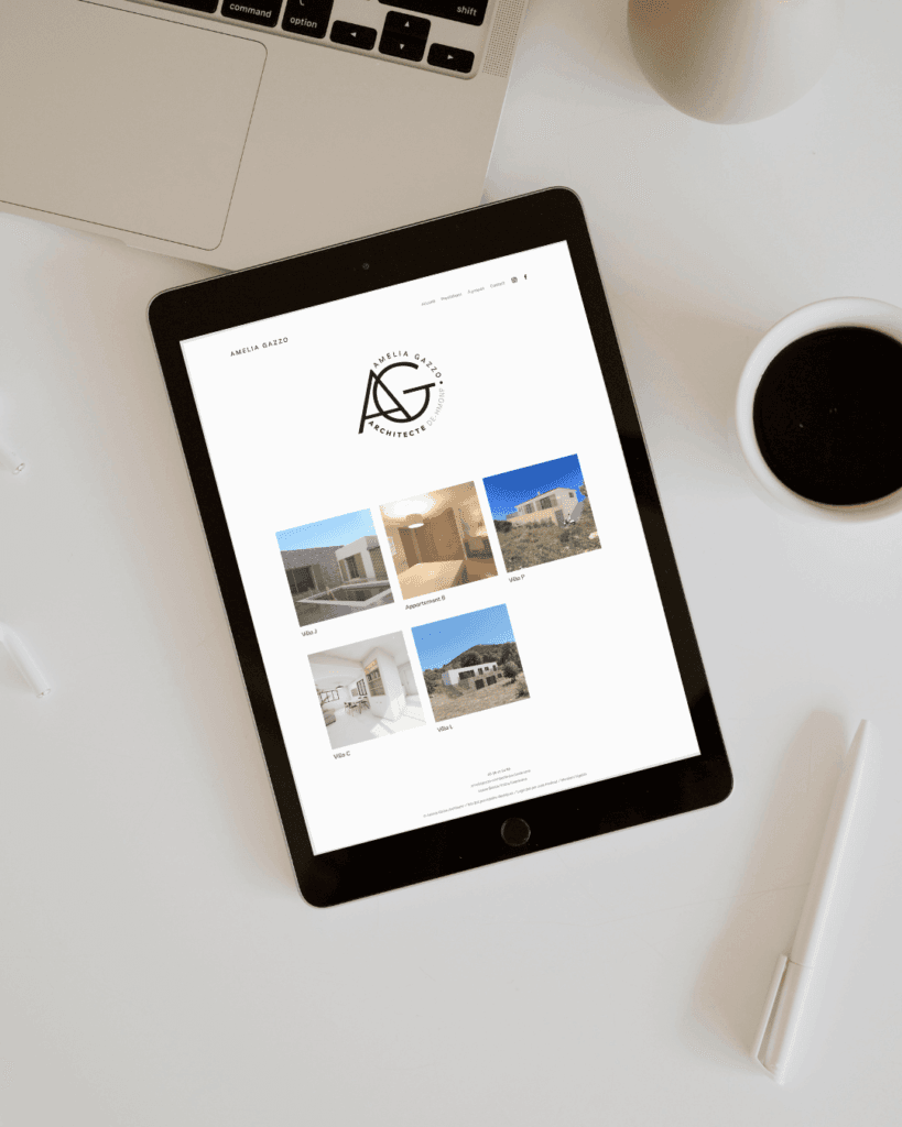 Site portfolio amélia gazzo architecte sur une tablette