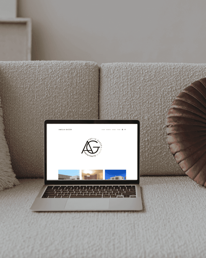 Site portfolio amélia gazzo architecte sur un ordinateur placé sur un canapé beige