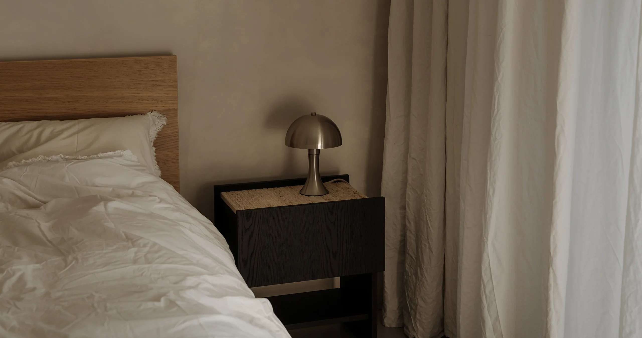 Chambre avec lampe en dôme et rideaux clairs
