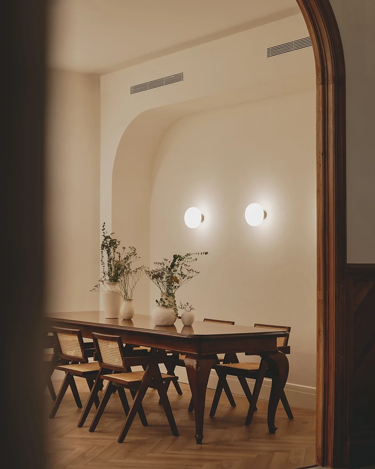 Salle à manger de Casa Llimona, avec grande table en bois et chaises cannées