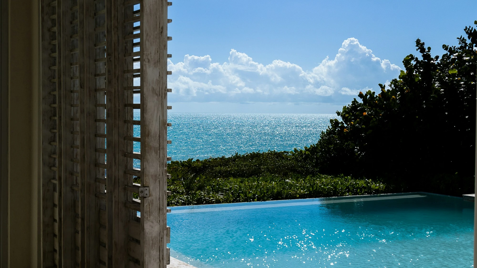 Piscine à débordement avec vue sur la mer