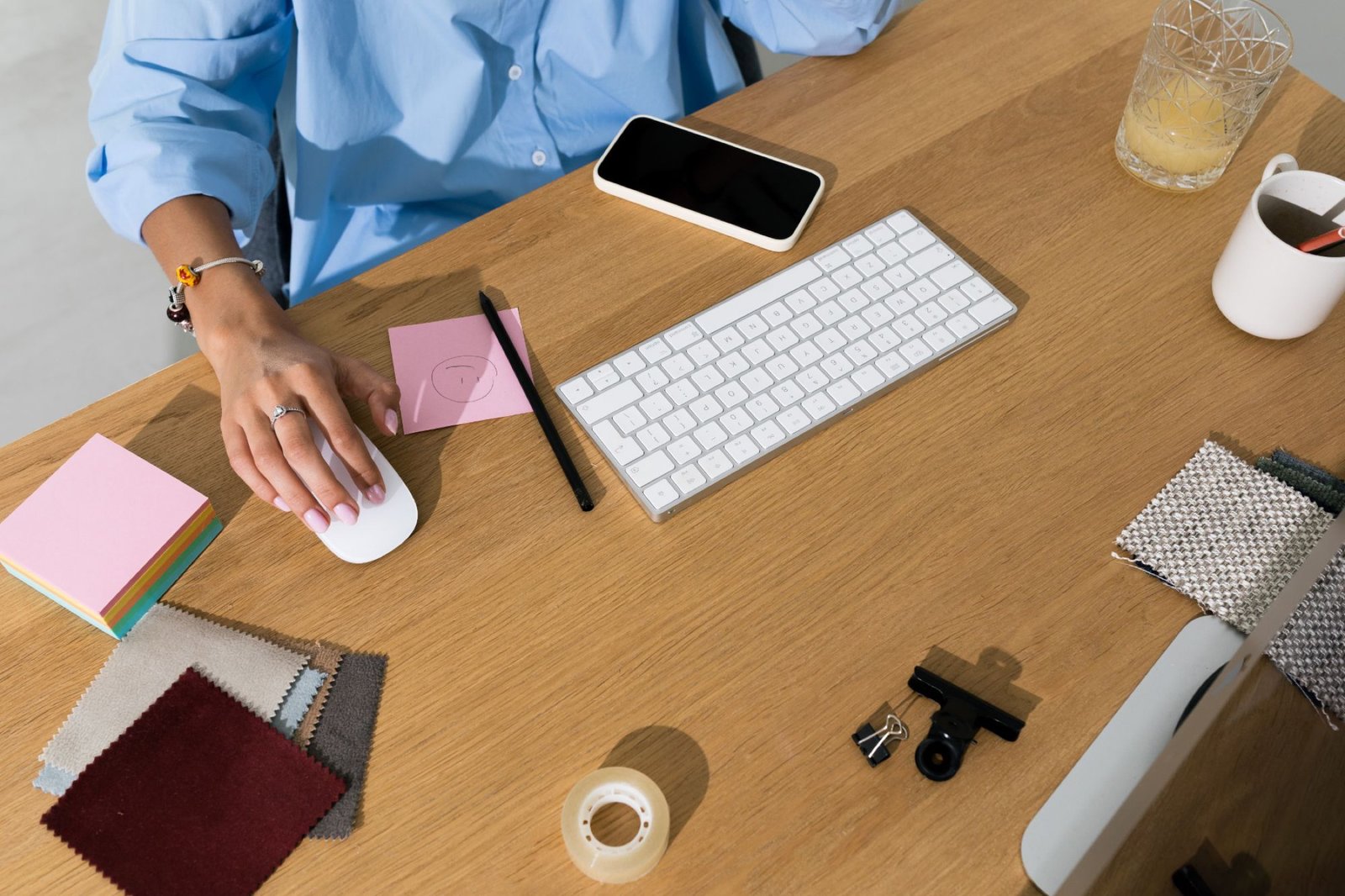 Bureau d'Adeline avec clavier, carnets et échantillons de tissus