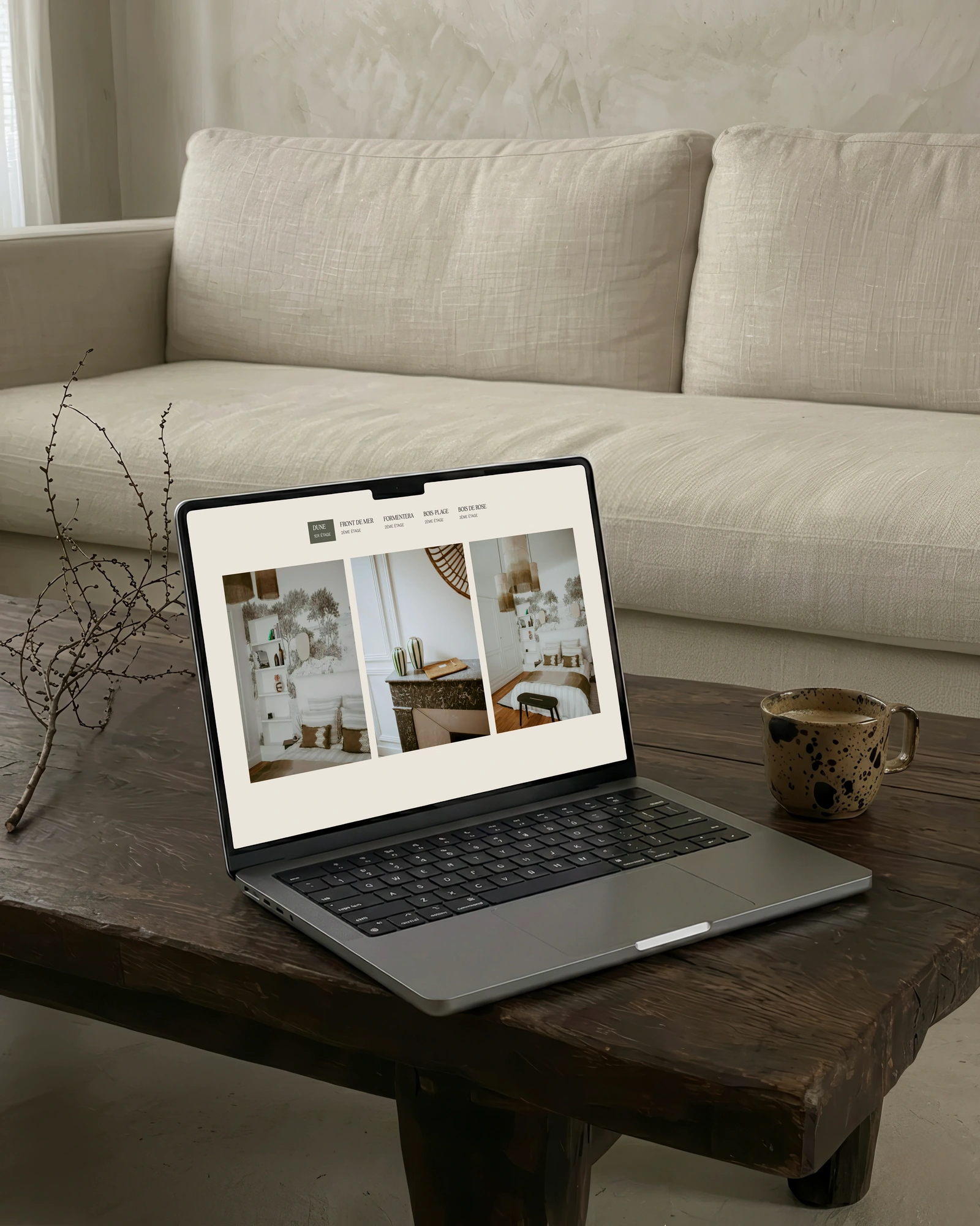 Page des chambres de Maison Mandel sur un ordinateur portable posé sur une table basse en bois