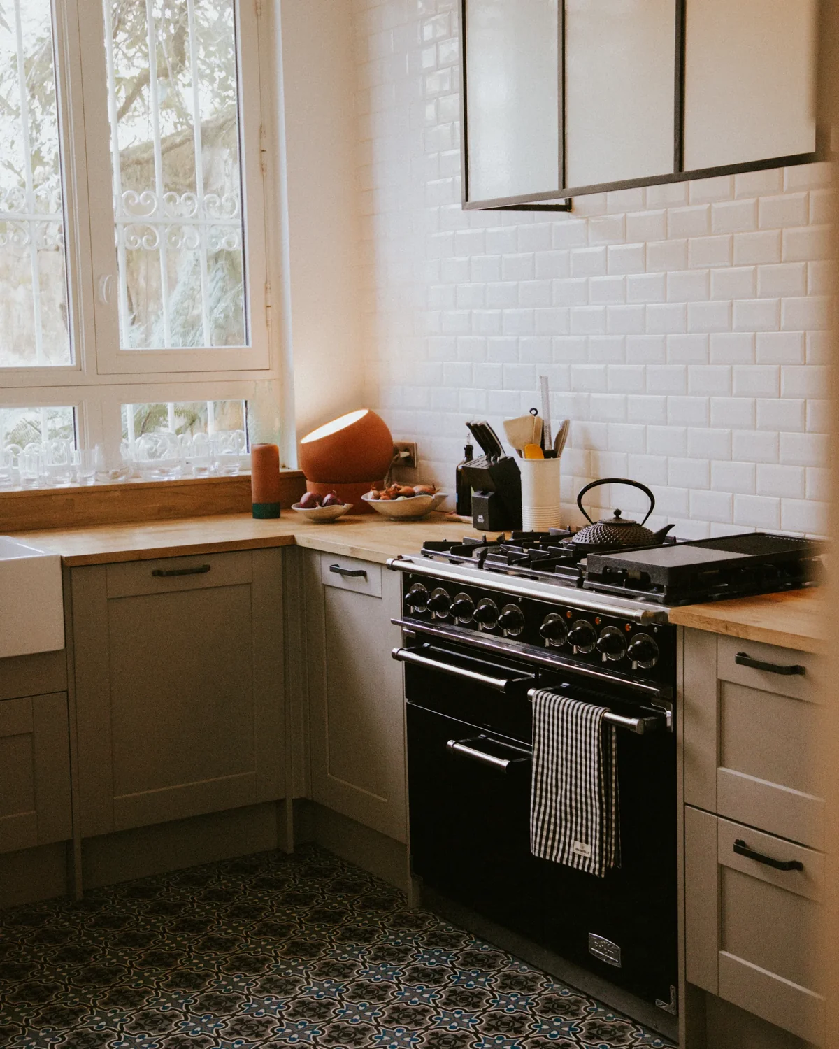 Cuisine de Maison Mandel, gros plan sur la cuisinière et le carrelage