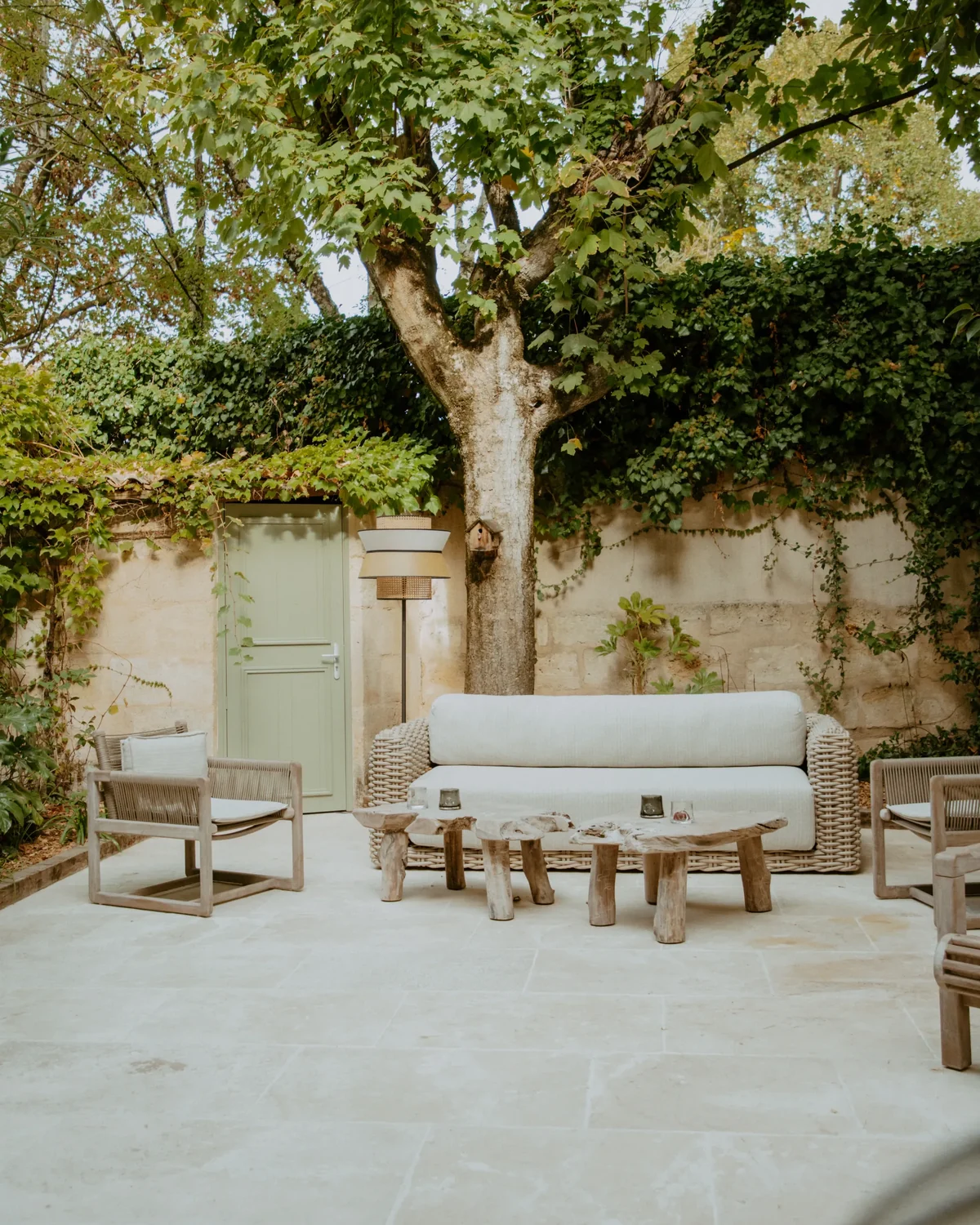 Terrasse de Maison Mandel avec salon extérieur et végétation