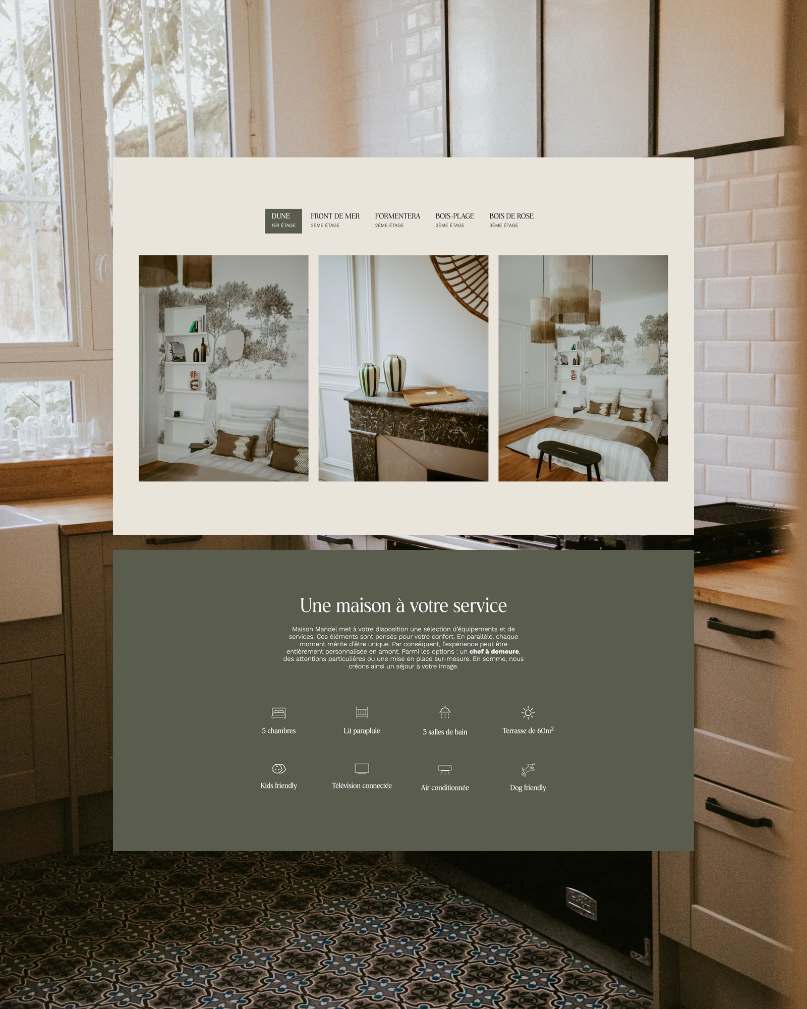 Deux sections du site de Maison Mandel sur ordinateur, posées sur une photo de la cuisine