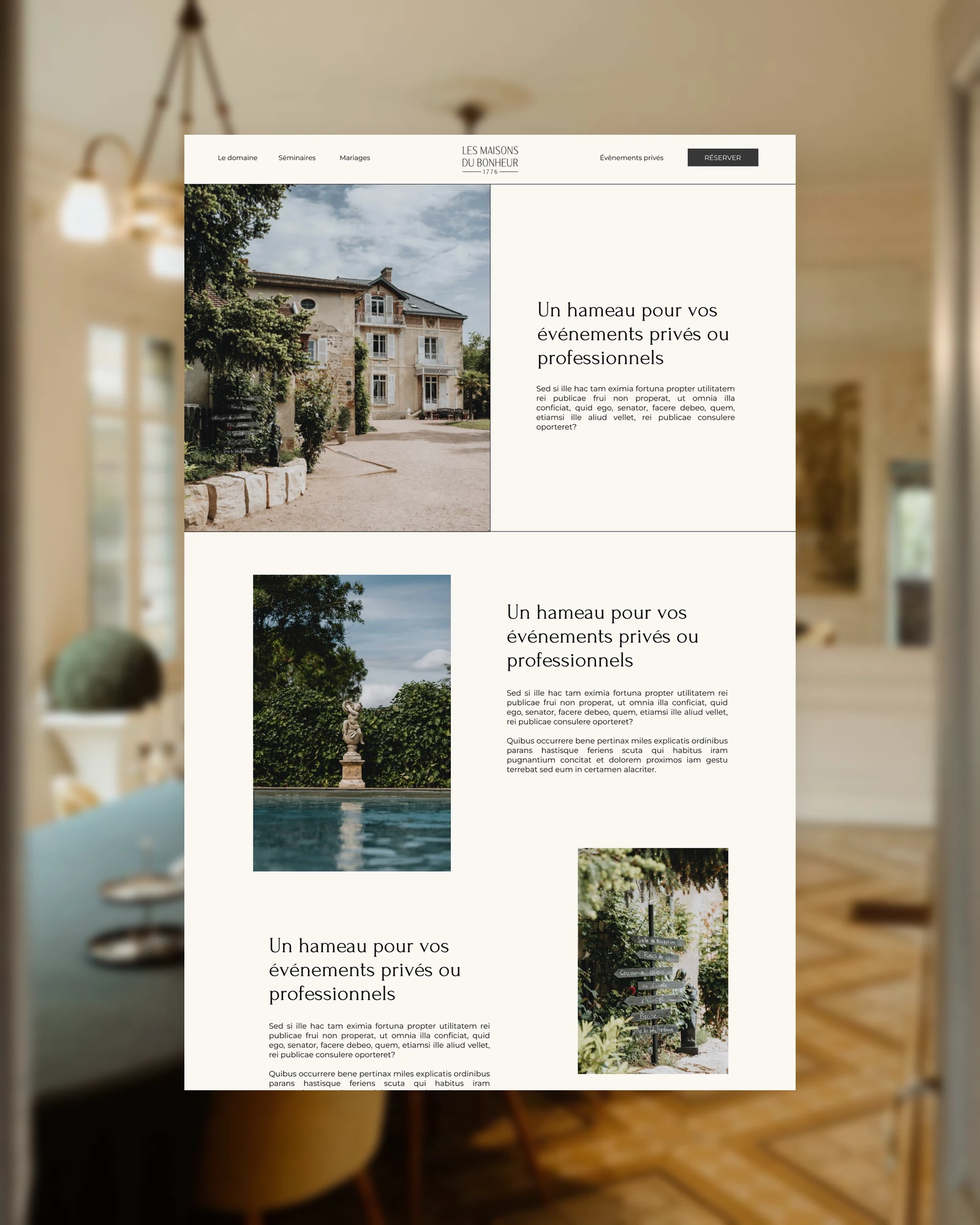 La page d'accueil du concept en entier : la façade, l'histoire du lieu et les photos, sur une photo floutée de la salle à manger