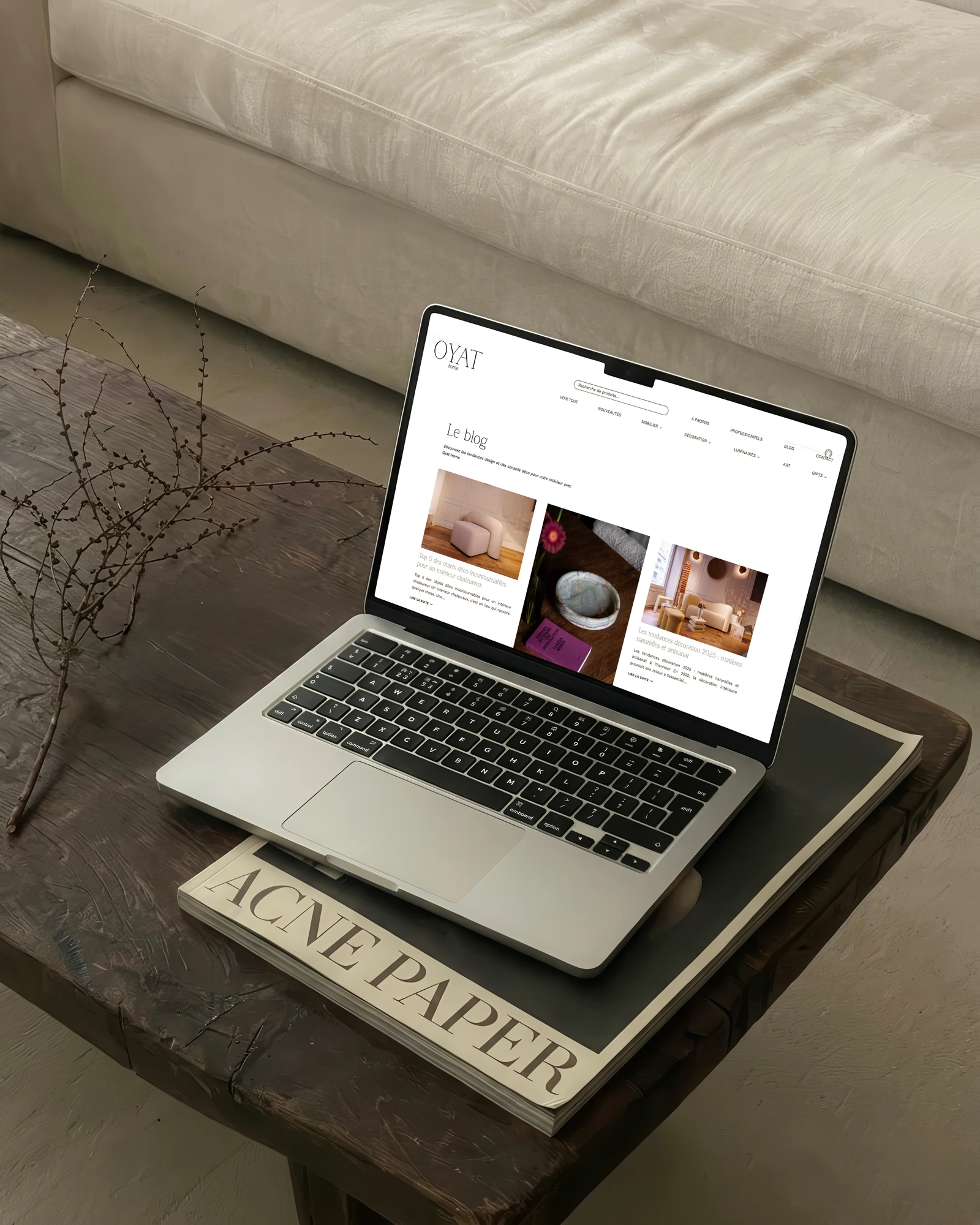 La page « Le blog » d'Oyat Home sur un ordinateur portable posé sur un magazine