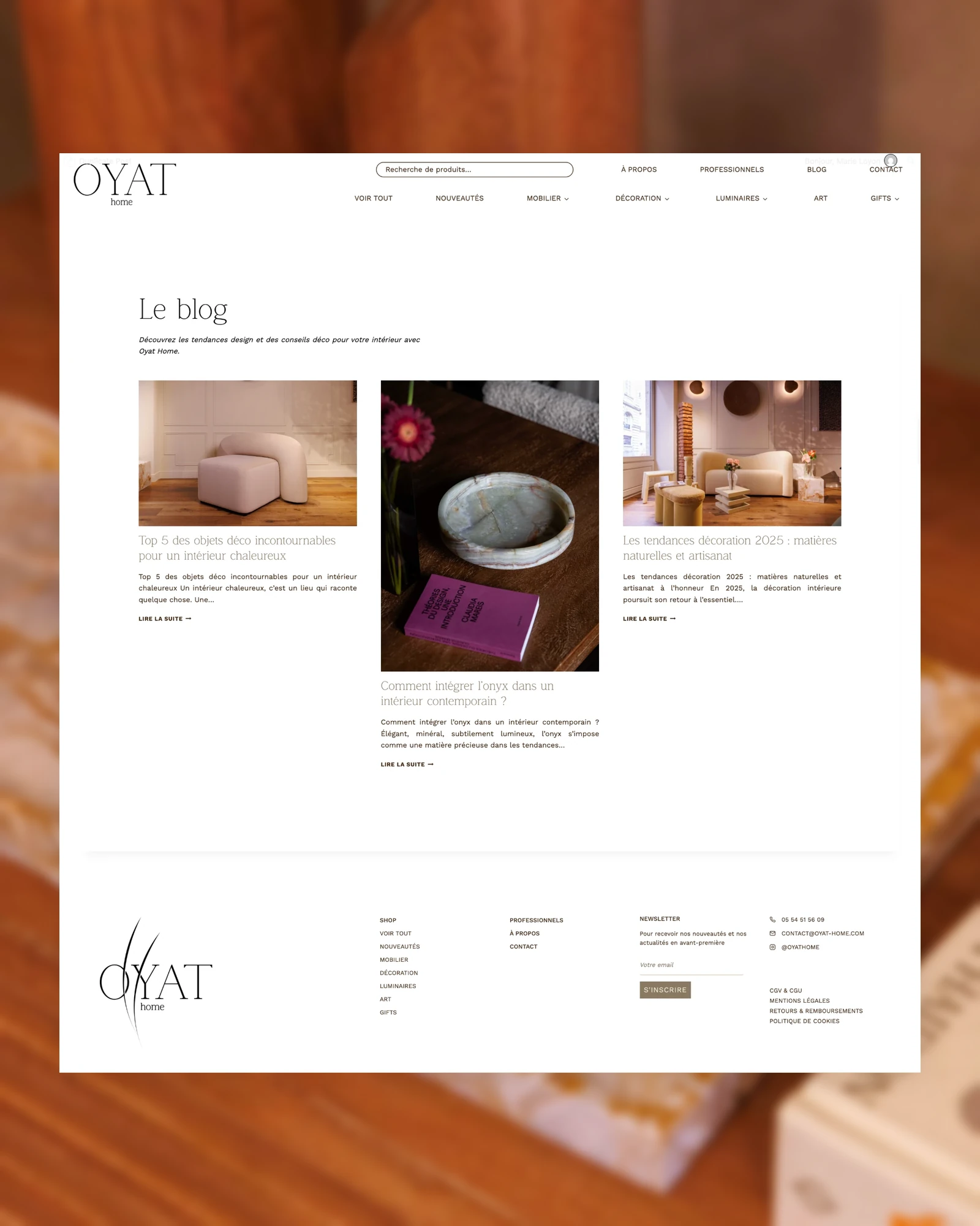 La page « Le blog » d'Oyat Home en entier, sur une photo floutée d'un bol en onyx